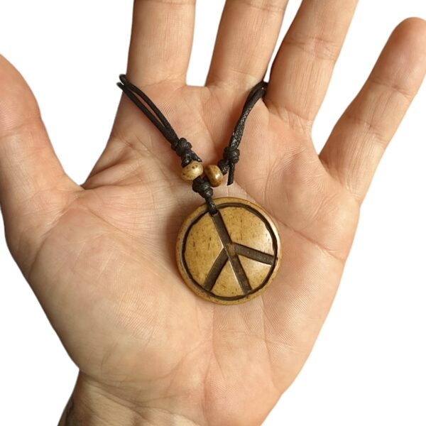amuleto de símbolo de paz mostrado en una mano